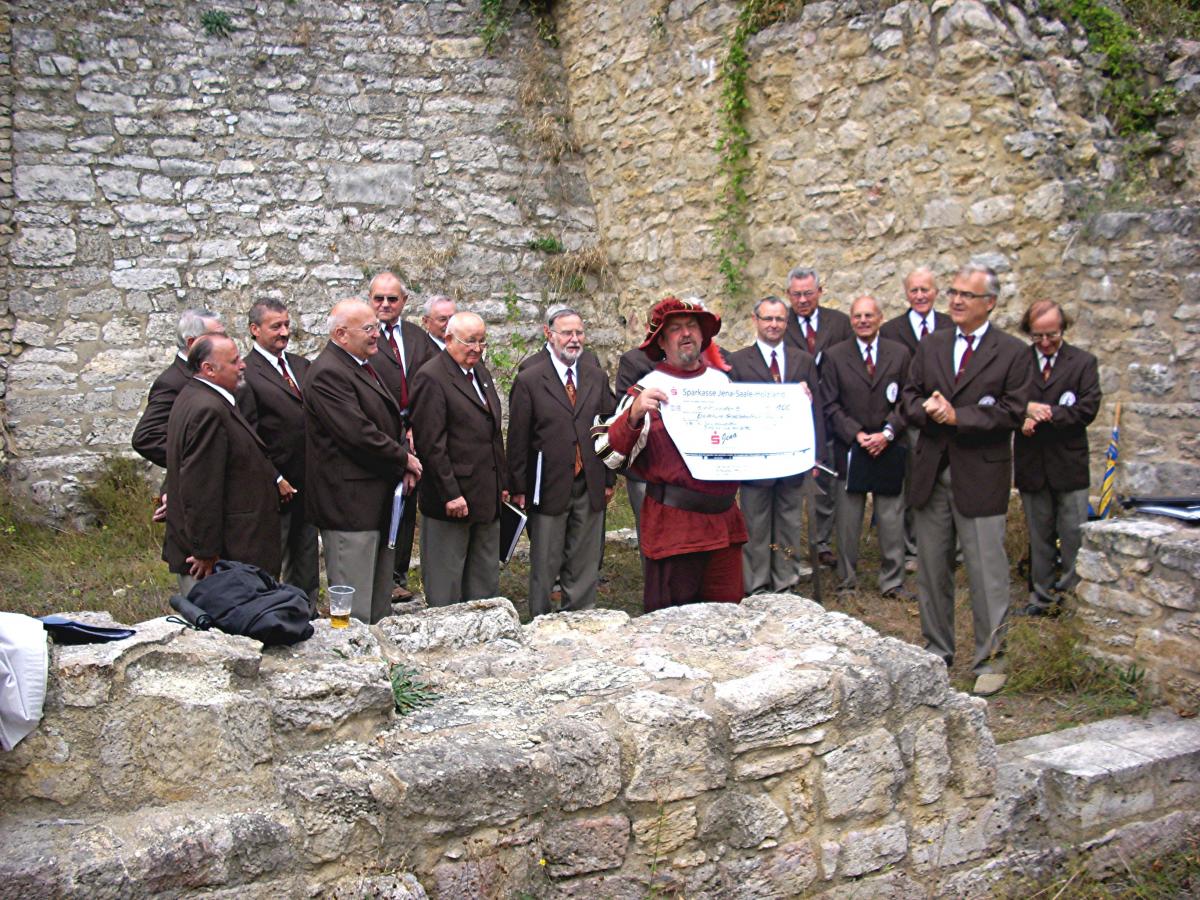 Spendenübergabe zur Sanierung der Ruine
