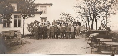 Froehliche_Gemeinschaft_vor_Jenzighaus