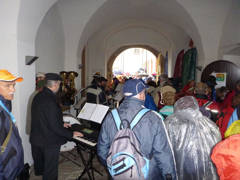 Regen - die Kapelle spielte unter dem Torbogen