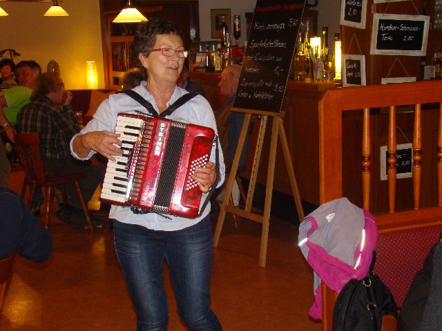 Margrit auf dem Akkordeon