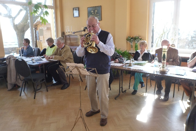 Bergahornist Alois Neumeister trägt ein Solo vor